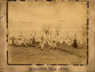 Ricreazione nelle aiuole, immagine Istituto Stoppa - ultimo decennio dell'Ottocento. Questa immagine dell’epoca rappresenta un importante documento relativo alla centralità assegnata al rapporto bambini/natura nel giardino d’infanzia: i bambini sono intenti in occupazioni agresti, strumenti di lavoro adeguati alle loro forze, mentre alcuni compagni sono addirittura saliti sugli alberi.