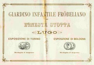 Medaglia d'argento conferita al giardino infantile fröbeliano di Ernesta Stoppa. Il Giardino Infantile fröbeliano ottiene diversi riconoscimenti nelle principali esposizioni organizzate nelle più importanti città italiane, a testimonianza di quel processo di modernizzazione in pieno clima positivista.