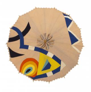 Ombrellino futurista. Parasole “giapponese”, decorato con la tecnica della tarsia in panni, da un motivo di linee spezzate e figure concentriche, già esaltate dal "Manifesto per la moda femminile futurista" (1920).