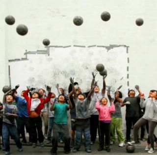 I bambini lanciano in aria i palloni da calcio