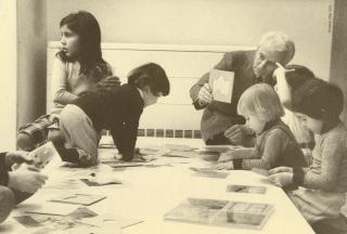 Bruno Munari nel laboratorio per bambini a Brera