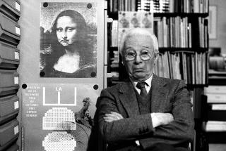 Bruno Munari nel suo studio di Milano