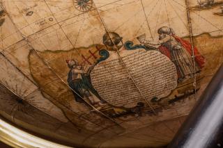 Globo terracqueo di Willelm Blaeu. Particolare: il cartiglio inerente la scelta del primo meridiano. Museo della Specola Bologna