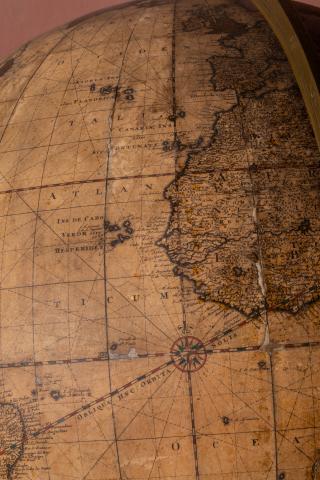 Globo terracqueo di Gerhard e Leonard Valk. Particolare: equatore, eclittica e primo meridiano. Museo della Specola Bologna.