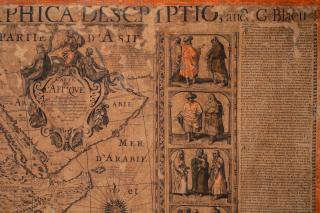 L’immagine raffigura l’angolo superiore destro della mappa in cui si vedono alcune scene di vita e un cartiglio.