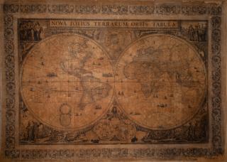 L’immagine rappresenta il mappamondo di De Wit, che raffigura i continenti allora conosciuti, il sistema copernicano, la mappa celeste delle costellazioni e allegorie dei continenti