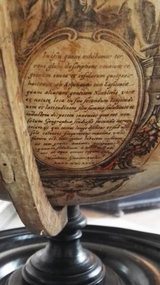 L’immagine raffigura una vignetta riccamente decorata con epistola al lettore, data e firma dell’autore.