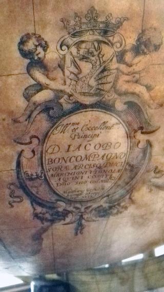 L’immagine raffigura un cartiglio con stemma nobiliare dei Boncompagni di Bologna, un drago reciso con le ali spiegate. All’interno, dedica al committente, il principe Jacopo. Iscrizione firmata dall’autore