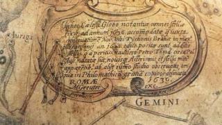 L’immagine raffigura un particolare del globo celeste MV 70152: iscrizione in latino entro un cartiglio in cui Greuter manifesta il suo tributo in particolare verso Tycho Brahe e Willem Blaeu. Data e firma dell’autore. 