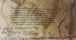 L’immagine mostra un’iscrizione in latino che riporta dettagliatamente la posizione di Stella Nova, una nuova stella scoperta nel 1604 nell’antica costellazione dell’Ofiuco e scomparsa alla vista l'anno successivo.