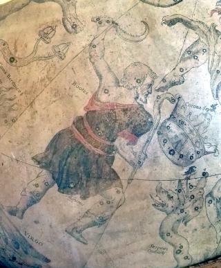 Particolare del globo celeste inv. MV 70152: la costellazione boreale del Boote (il guardiano dei buoi), raffigurato come un uomo con una tunica dallo stile classicheggiante. Nelle mani ha un falcetto e un bastone. Visto di spalle, l'uomo ha il volto rivolto verso la costellazione della Corona Boreale.