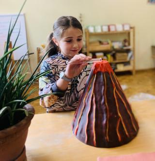 Bambina con vulcano