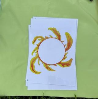 Cartellone AMI che rappresenta la differenza di grandezza tra Sole e Terra