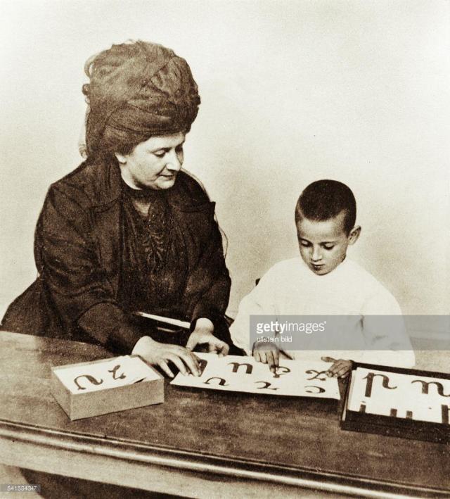 Maria Montessori in un orfanotrofio di Roma