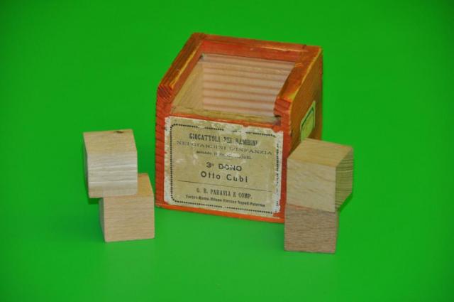III dono: cubo suddiviso in otto cubetti. Il cubo, suddiviso in otto cubetti, serve a far acquisire il rapporto tra le parti e il tutto, ad iniziare lavori di costruzione.