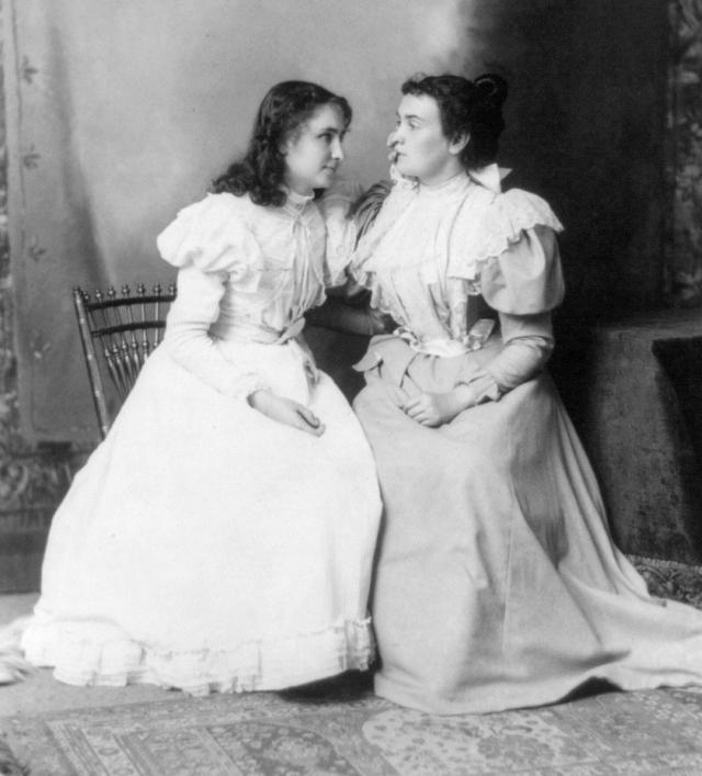 Helen Keller, a sinistra, con la sua insegnante, Anne Sullivan.