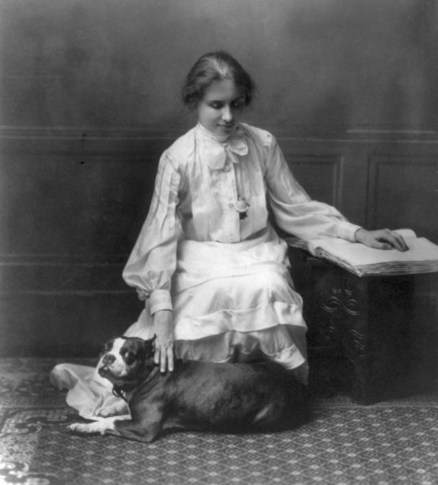 Helen Keller con un libro in Braille