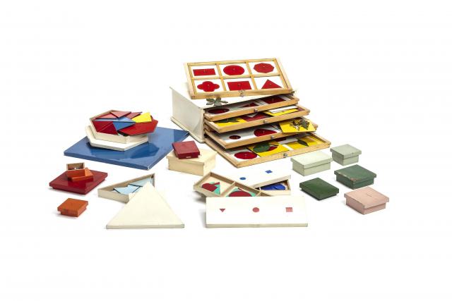 Materiali didattici Montessori. Materiali montessoriani per l’insegnamento, tra i quali Materiale di geometria ornamentale, Cofanetto con figure geometriche piane e Botanica