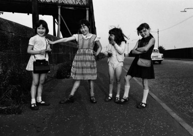 Glasgow. Ritratto di gruppo - quattro bambine in posa su un marciapiede