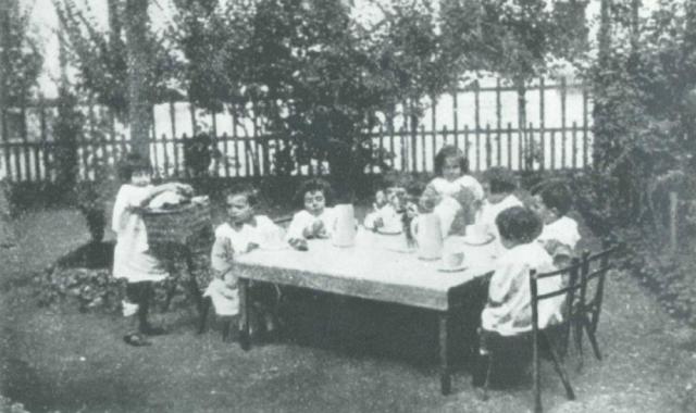 pranzo all'aria aperta presso la Casa dei Bambini