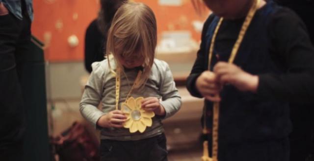 I bambini in veste di esploratori, ciascuno munito di un Little Sun – micro lampada a Led alimentata ad energia solare, progetto sociale lanciato da Eliasson nel 2012 – attraversano, nella penombra, lo spazio di "Riverbed".