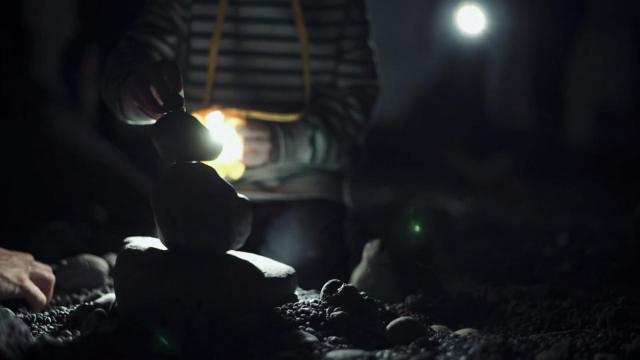 I bambini in veste di esploratori, ciascuno munito di un Little Sun – micro lampada a Led alimentata ad energia solare, progetto sociale lanciato da Eliasson nel 2012 – attraversano, nella penombra, lo spazio di "Riverbed"