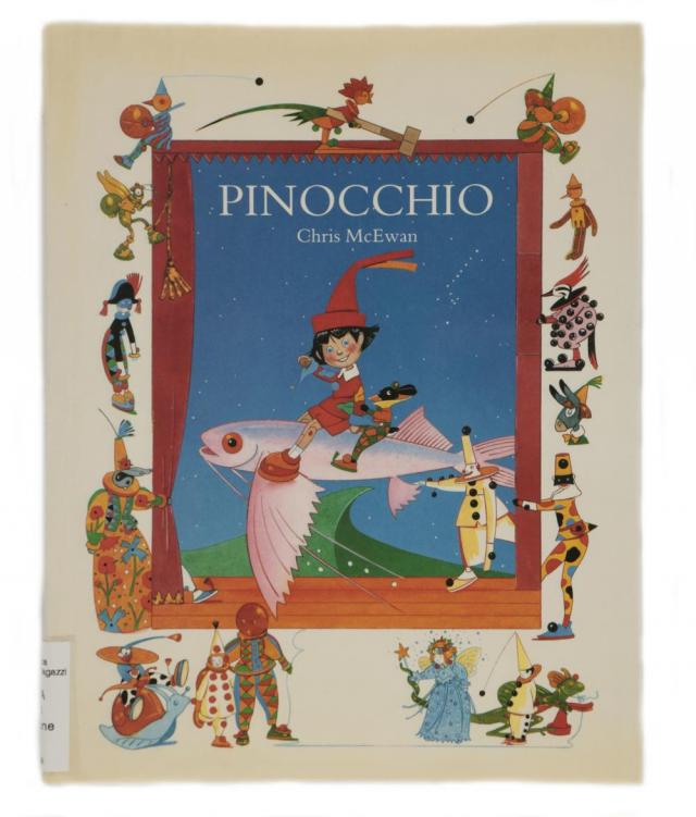 Pinocchio (Menzione per il Graphic Prize for Children, 1990; Collins, London, United Kingdom, 1989) illustrato da Chris McEwan. L’immagine di copertina presenta il protagonista principale del libro, Pinocchio, in un sorprendente volo sul mare
