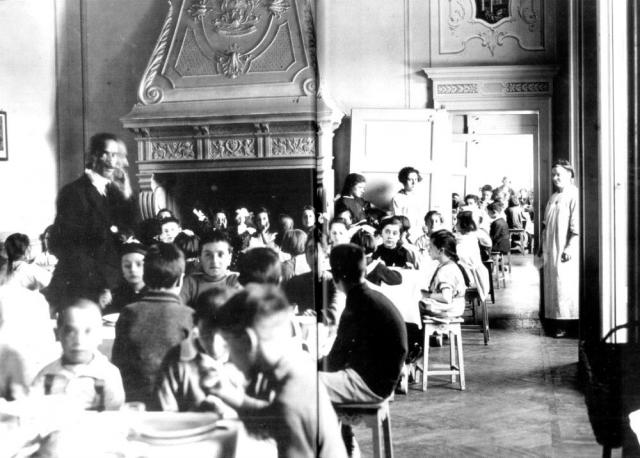 Sala da Pranzo dell'Asilo gestito alla Villa Reale di Monza per i figli dei profughi fuggiti dalle zone di guerra