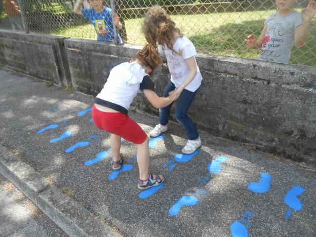 Scarpe Blu. Bambini liberi e bambini in gabbia