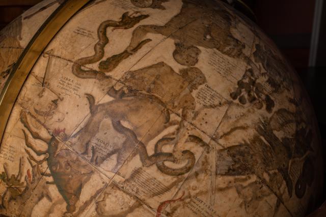 Globo  celeste di Willelm Blaeu. Particolare: la costellazione dell’Ofiuco e il cartiglio sulla stella Nova del 1604. Museo della Specola Bologna 