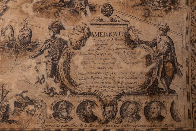 L’immagine raffigura un cartiglio circondato dai ritratti di sei importanti esploratori. 