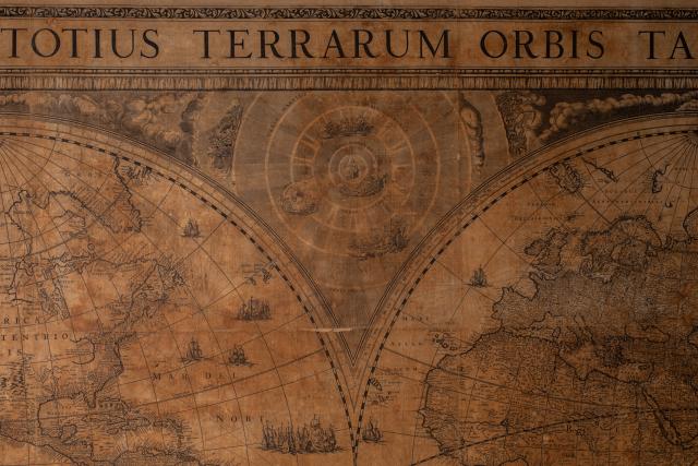 L’immagine raffigura il sistema solare copernicano con al centro il Sole e intorno ruotano i pianeti rappresentati con il carro della divinità omonima.