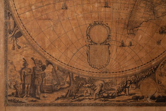 L’immagine raffigura un cartiglio che descrive come calcolare la distanza tra due luoghi mediante l’uso dell’astrolabio. 
