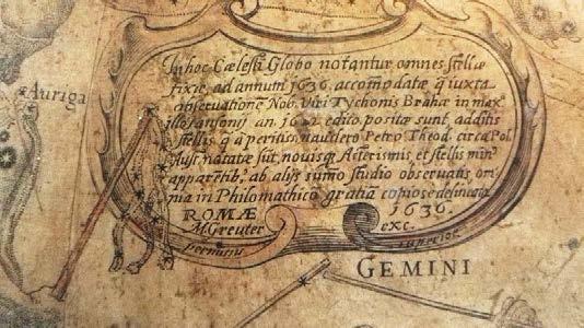 L’immagine raffigura un particolare del globo celeste MV 70152: iscrizione in latino entro un cartiglio in cui Greuter manifesta il suo tributo in particolare verso Tycho Brahe e Willem Blaeu. Data e firma dell’autore. 