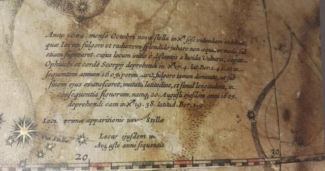 L’immagine mostra un’iscrizione in latino che riporta dettagliatamente la posizione di Stella Nova, una nuova stella scoperta nel 1604 nell’antica costellazione dell’Ofiuco e scomparsa alla vista l'anno successivo. 