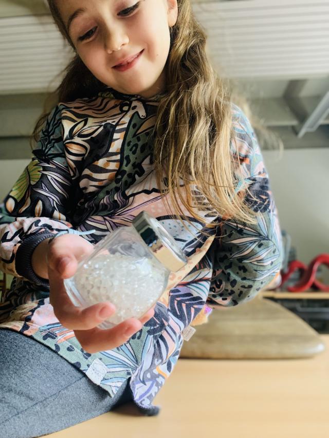 Bambina con cristalli