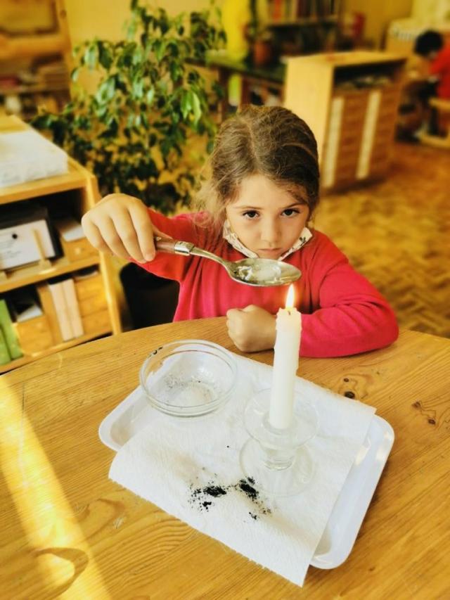 Bambina con candela
