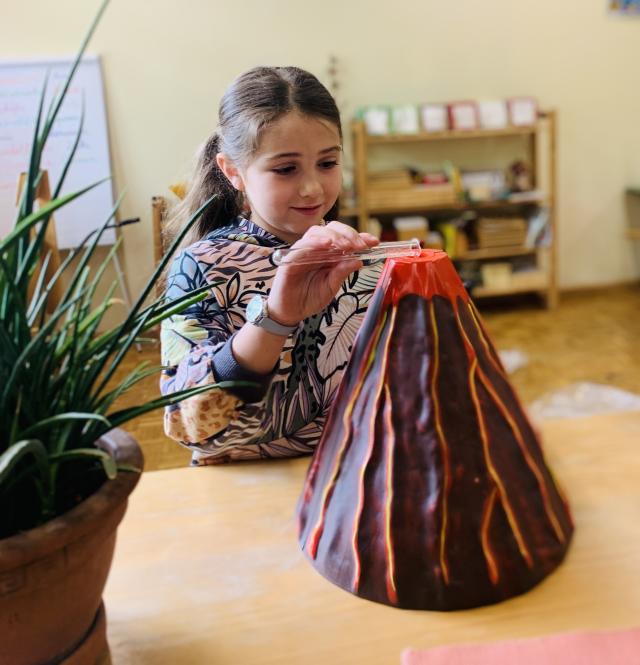 Bambina con vulcano