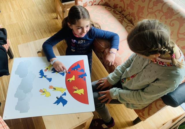 Bambine con cartellone