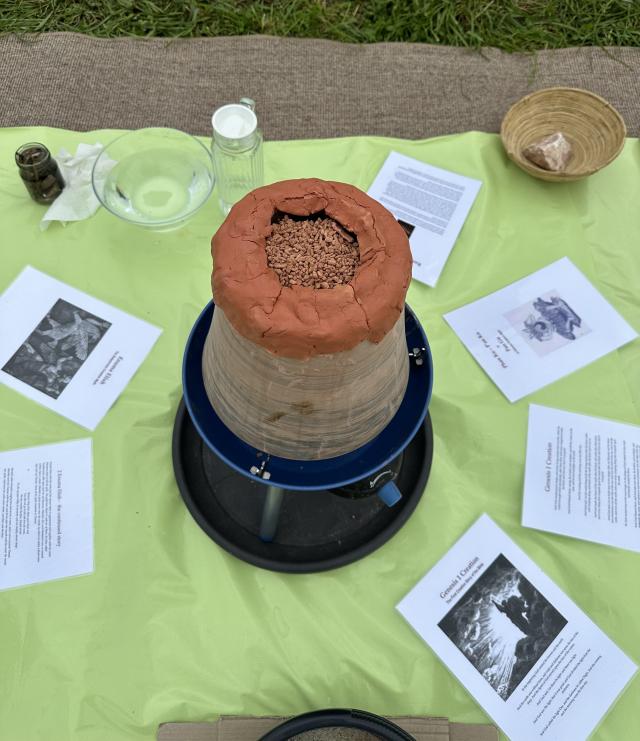 “La Formazione della Terra” Il vulcano e miti di creazione di diverse culture e religioni da vicino