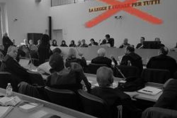 " La legge (NON) è uguale per tutti", la foto è presa dal Processo della Strage di Bologna e rappresenta la celebre frase presente in ogni tribunale e che molte volte purtroppo, come in questo caso, non viene rispettata